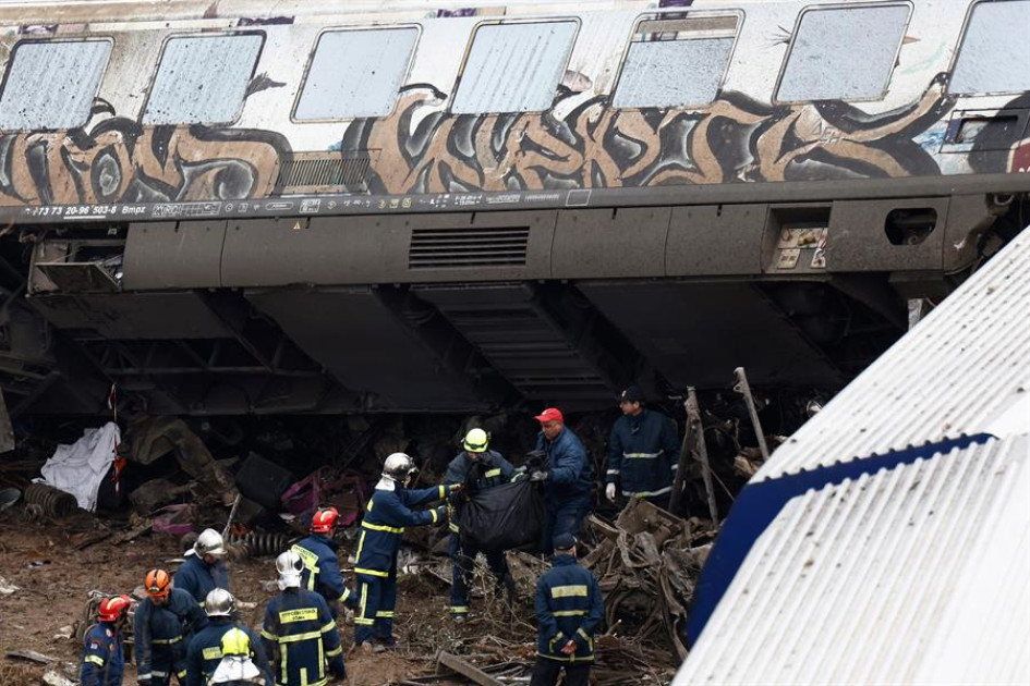 Choque de dos trenes en Grecia Los bomberos trabajan en el lugar del choque de dos trenes ocurrido anoche al norte de Larissa, en Grecia central