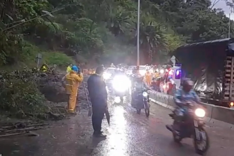 Ya hay paso a un carril en el descenso de la doble calzada Manizales-Chinchiná, 300 metros antes del puente La Estampilla. Ya hay paso a un carril en el descenso de la doble calzada Manizales-Chinchiná, 300 metros antes del puente La Estampilla.
