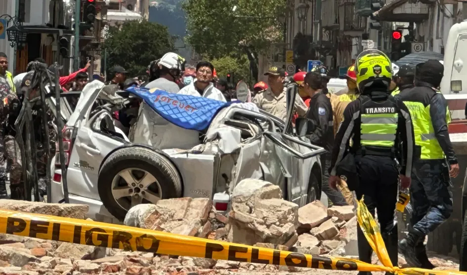 Personas observan los daños ocasionados por el sismo de magnitud 6,5 en la escala abierta de Richter hoy, en la ciudad de Cuenca (Ecuador). El movimiento telúrico alcanzó una magnitud 7 en territorio peruano, según el reporte de Instituto Geofísico del Perú (IGP). Personas observan los daños ocasionados por el sismo de magnitud 6,5 en la escala abierta de Richter hoy, en la ciudad de Cuenca (Ecuador). El movimiento telúrico alcanzó una magnitud 7 en territorio peruano, según el reporte de Instituto Geofísico del Perú (IGP).