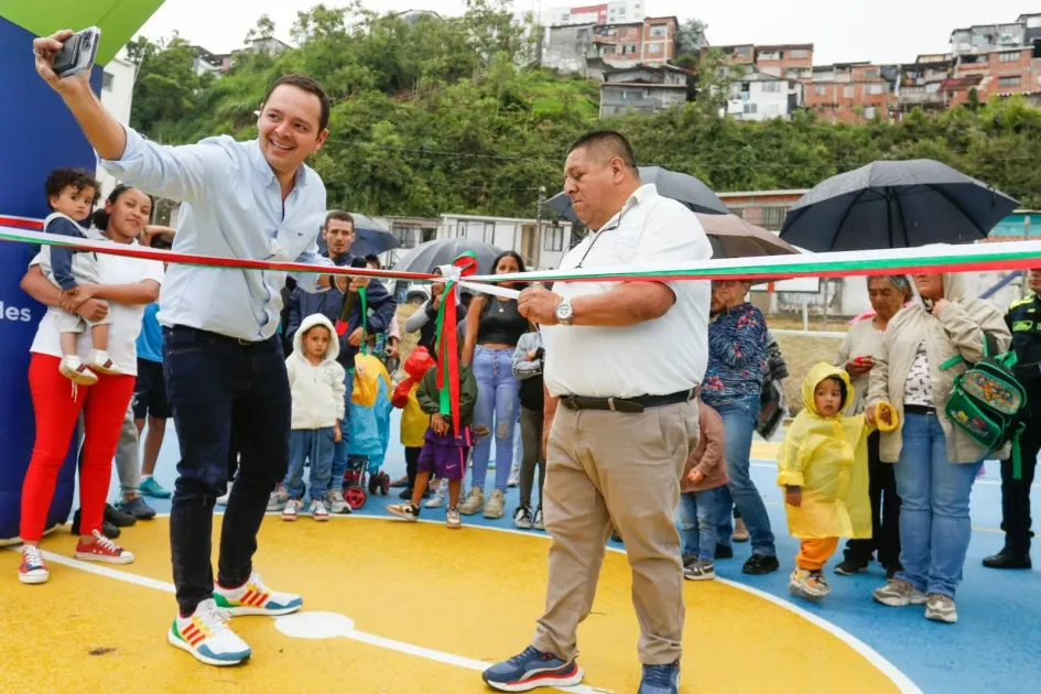 El alcalde de Manizales, Carlos Mario Marín, en la entrega del mejoramiento de la cancha de La Isla. El alcalde de Manizales, Carlos Mario Marín, en la entrega del mejoramiento de la cancha de La Isla.