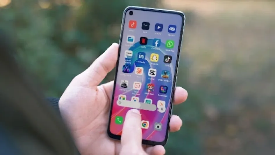 Celular oppo persona usando pantalla táctil de celular