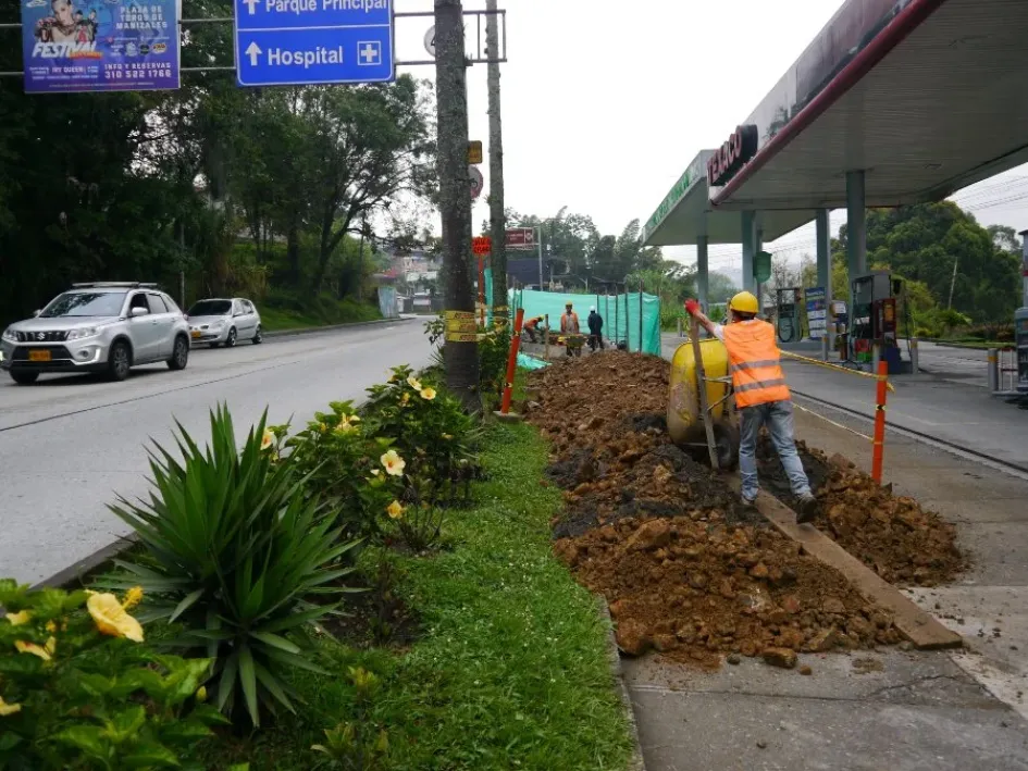 Intervienen la calzada aledaña a la estación de gasolina. Con recursos de Regalías. Intervienen la calzada aledaña a la estación de gasolina. Con recursos de Regalías.