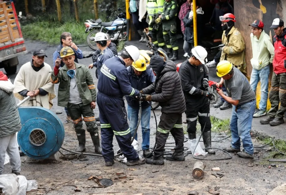 Personas ayudan en las labores de rescate en la mina de carbón donde ocurrió una explosión ayer, en Sutatausa (Colombia). Personas ayudan en las labores de rescate en la mina de carbón donde ocurrió una explosión ayer, en Sutatausa (Colombia).