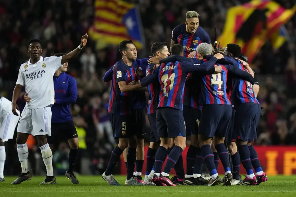 Los jugadores del FC Barcelona celebran su victoria frente al Real Madrid a la finalización del encuentro correspondiente a la jornada 26 de primera división que disputaron este domingo en el estadio del Camp Nou. Los jugadores del FC Barcelona celebran su victoria frente al Real Madrid a la finalización del encuentro correspondiente a la jornada 26 de primera división que disputaron este domingo en el estadio del Camp Nou.
