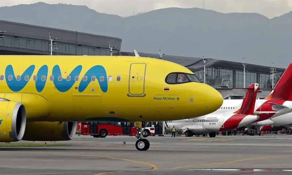 Avión de Viva Air Avión de Viva Air en aeropuerto