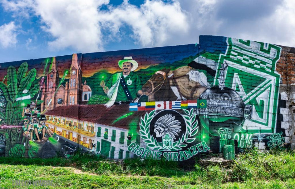 El mural combina elementos del paisaje cafetero con los símbolos del equipo. El mural combina elementos del paisaje cafetero con los símbolos del equipo.