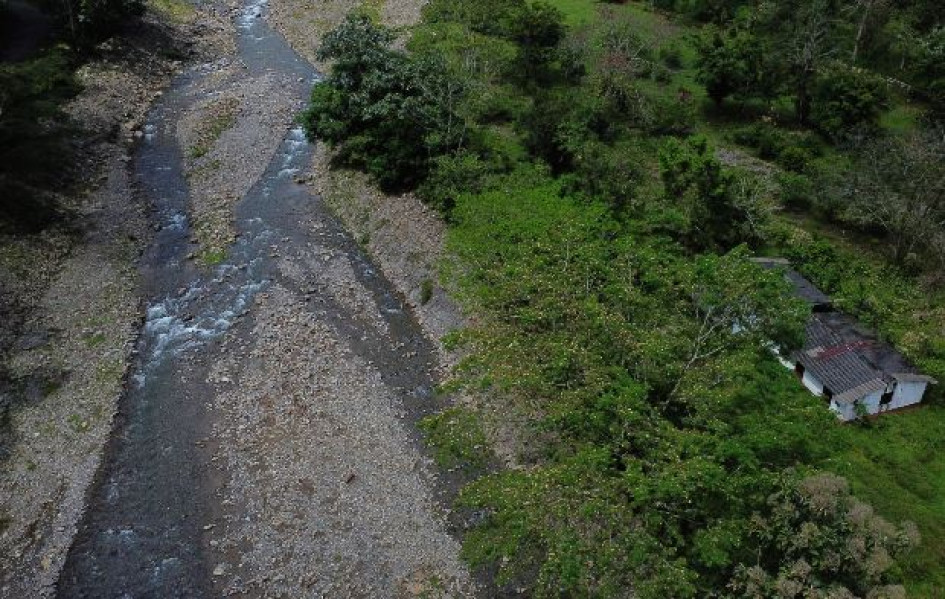 Desde el aire se dimensiona la cercanía de la escuela de la vereda El Porvenir con la quebrada Las Mercedes. Son unos 50 metros de distancia. La comunidad habla de obras de contención del cauce, la Alcaldía propone reubicación. Desde el aire se dimensiona la cercanía de la escuela de la vereda El Porvenir con la quebrada Las Mercedes. Son unos 50 metros de distancia. La comunidad habla de obras de contención del cauce, la Alcaldía propone reubicación.