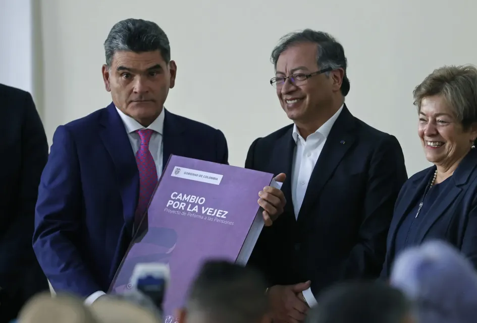 El presidente de Colombia, Gustavo Petro, y la ministra de Trabajo, Gloria Inés Ramírez, entregan hoy el proyecto de ley de reforma pensional al secretario general del Senado, Gregorio Eljach (i), en Bogotá. El presidente de Colombia, Gustavo Petro, y la ministra de Trabajo, Gloria Inés Ramírez, entregan hoy el proyecto de ley de reforma pensional al secretario general del Senado, Gregorio Eljach (i), en Bogotá.