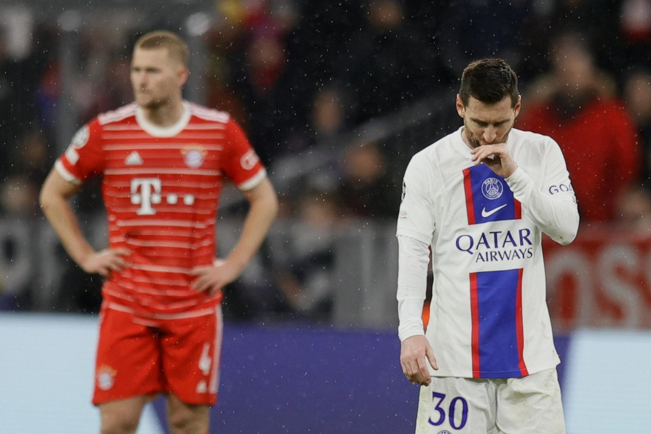 El astro argentino del Paris Saint-Germain, Lionel Messi, se lamenta por la eliminación de su equipo en octavos de final de la UEFA Champions League ante la presencia del neerlandés Matthijs de Ligt, defensa del Bayern Múnich. El astro argentino del Paris Saint-Germain, Lionel Messi, se lamenta por la eliminación de su equipo en octavos de final de la UEFA Champions League ante la presencia del neerlandés Matthijs de Ligt, defensa del Bayern Múnich.