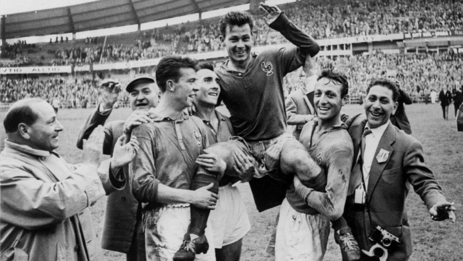 Los jugadores de la selección francesa alzan en hombros a su compañero Just Fontaine tras anotar cuatro goles en el partido por el tercer puesto del mundial de Suecia 1958.