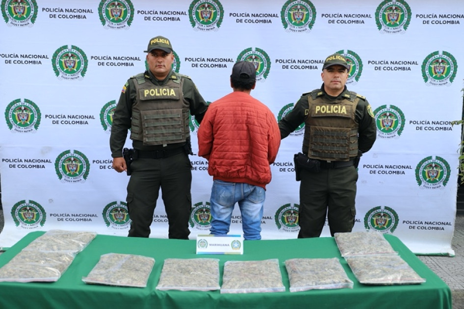 Uniformados de la Subestación de Alto Bonito capturaron al hombre, de 58 años, tras realizarle un registro personal rutinario. Uniformados de la Subestación de Alto Bonito capturaron al hombre, de 58 años, tras realizarle un registro personal rutinario.
