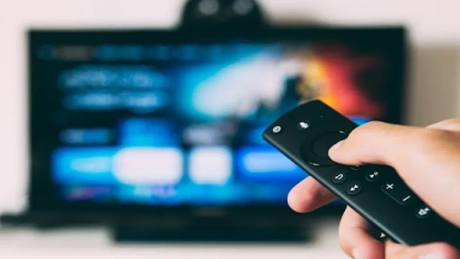los-mejores-smart-tv Persona con control de smart tv
