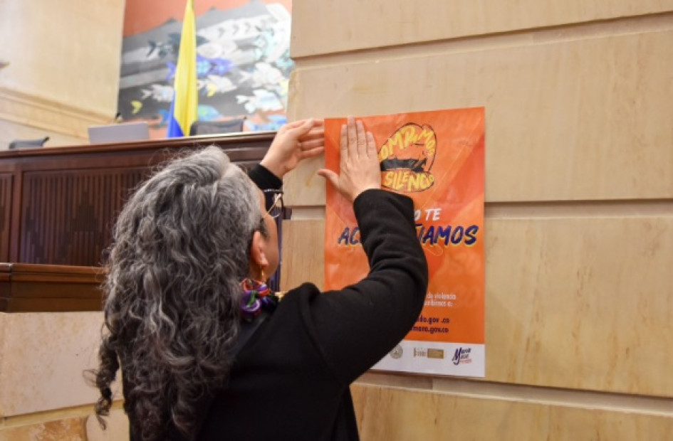 La senadora María José Pizarro con la pancarta del lanzamiento de su campaña “Rompamos el silencio, en esto te acompañamos”, que busca acabar el acoso y el abuso sexual en el Congreso. La senadora María José Pizarro con la pancarta del lanzamiento de su campaña “Rompamos el silencio, en esto te acompañamos”, que busca acabar el acoso y el abuso sexual en el Congreso.