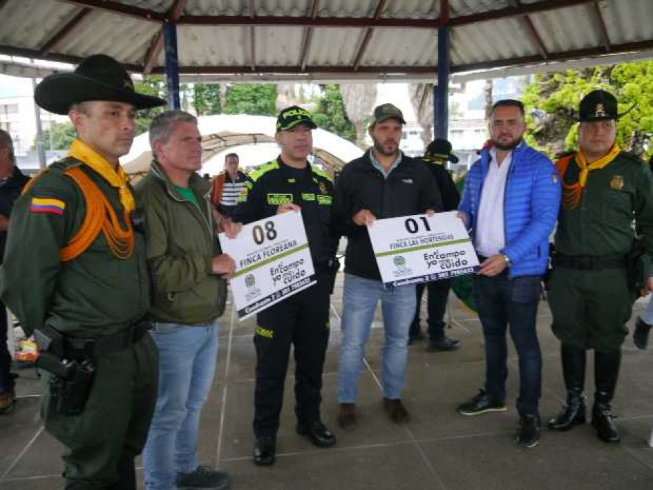 La estrategia Barrios y Fincas Seguras capacitó en seguridad y convivencia a 21 ciudadanos de Villamaría. En los barrios y en las veredas hacen colectas para comprar cámaras de vigilancia, en el sector de Ciudad Jardín van a instalar 15. La estrategia Barrios y Fincas Seguras capacitó en seguridad y convivencia a 21 ciudadanos de Villamaría. En los barrios y en las veredas hacen colectas para comprar cámaras de vigilancia, en el sector de Ciudad Jardín van a instalar 15.