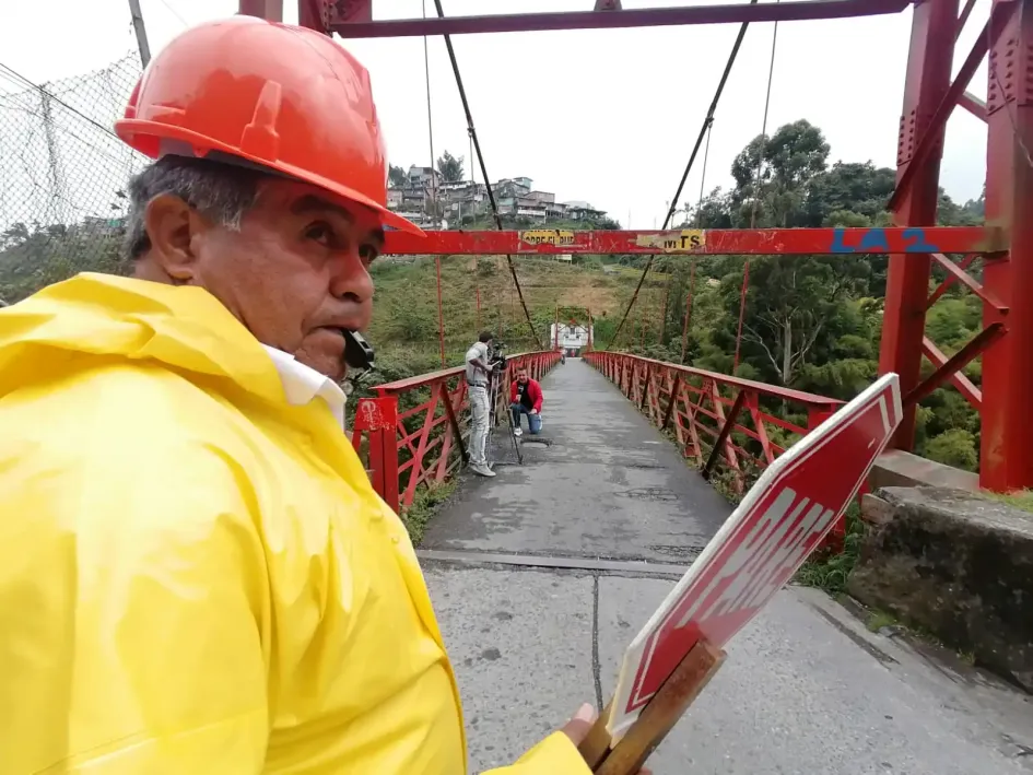 En el puente Olivares hay una persona regulando el paso de vehículos. En el puente Olivares hay una persona regulando el paso de vehículos.