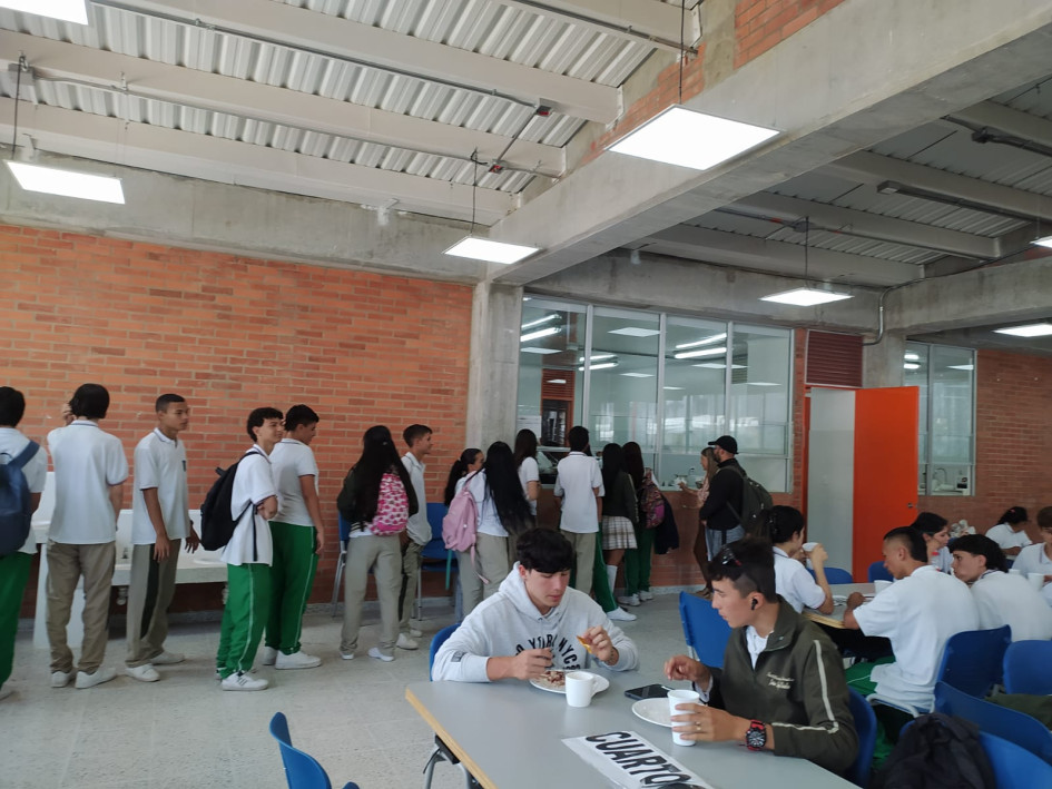 Algo bonito para resaltar es que los estudiantes durante la actividad no se entretienen con el celular. Algo bonito para resaltar es que los estudiantes durante la actividad no se entretienen con el celular.