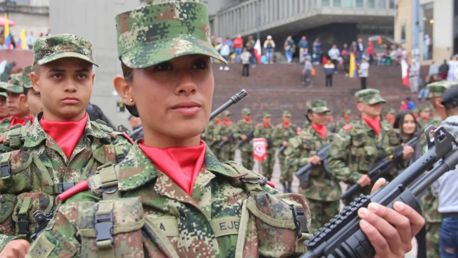 Mujer soldado Para fomentar la inclusión en la institución, después de 30 años, se da de nuevo la incorporación femenina en el Ejército Nacional.