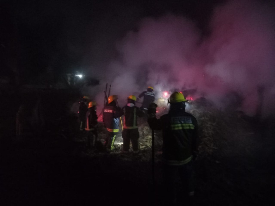 El complejo panelero quedó totalmente destruido. Se desconocen las causas de la conflagración. El complejo panelero quedó totalmente destruido. Se desconocen las causas de la conflagración.