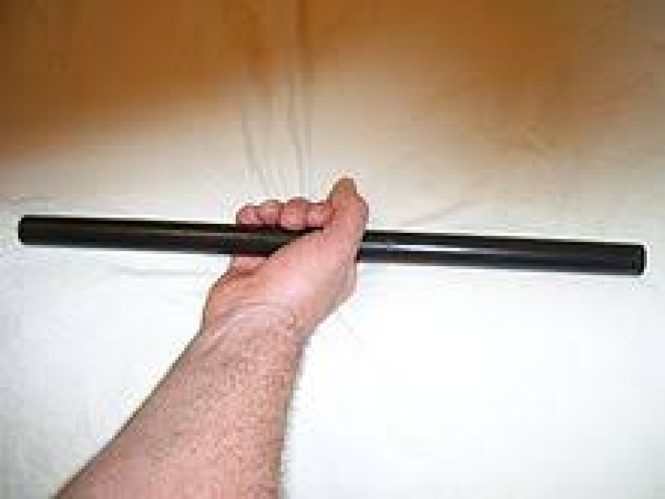 Tambo o bastón corto antiguo, arma tradicional perteneciente a las artes marciales, hecho de madera y aproximadamente 18 pulgadas. Tambo o bastón corto antiguo, arma tradicional perteneciente a las artes marciales, hecho de madera y aproximadamente 18 pulgadas.
