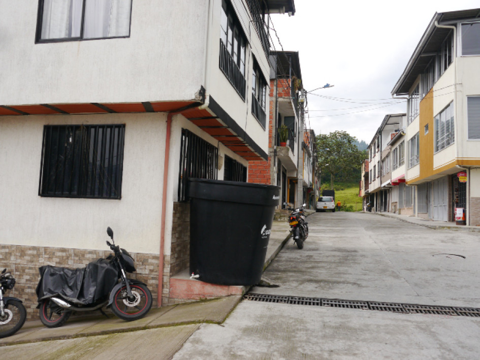 Habitantes de los barrios Coloya y La Isabela tienen racionamiento de agua desde hace 15 días. Dos tanques ubicados en esquinas les sirven para surtirse.