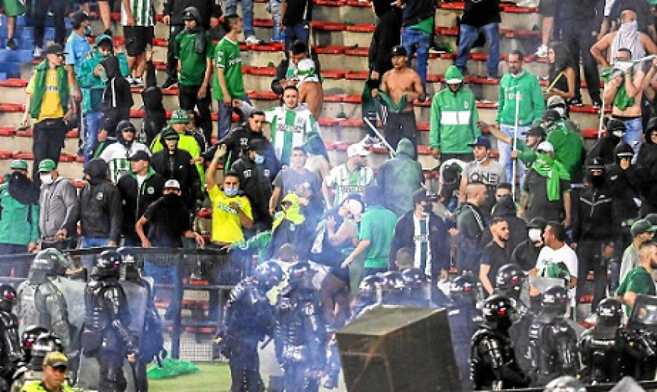 Aproximadamente una hora antes del compromiso entre Atlético Nacional y América, que estaba pactado para las 6:20 de la tarde, comenzaron los desórdenes en el sector sur del Atanasio Girardot. Aproximadamente una hora antes del compromiso entre Atlético Nacional y América, que estaba pactado para las 6:20 de la tarde, comenzaron los desórdenes en el sector sur del Atanasio Girardot.