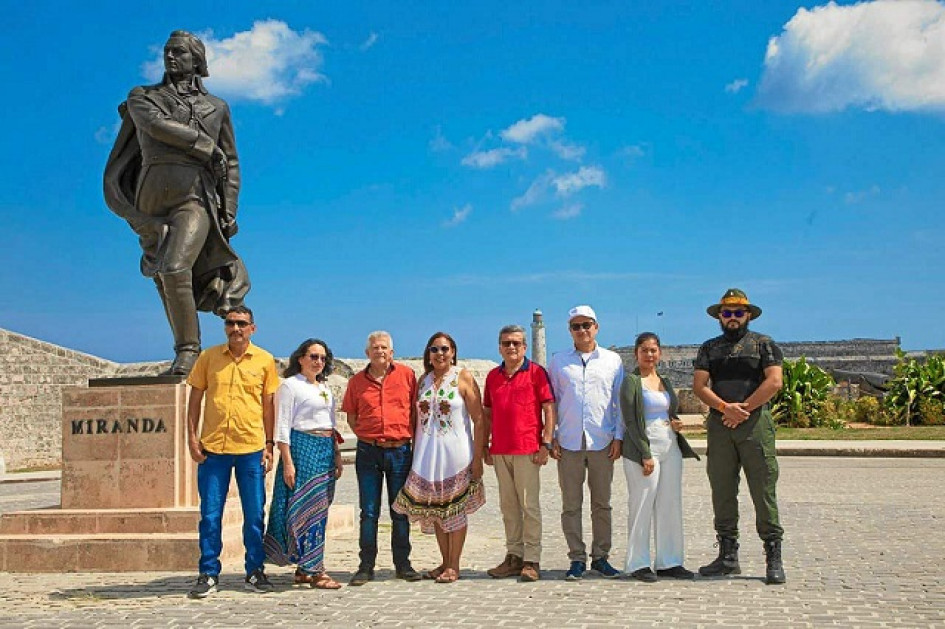 Foto | EFE | LA PATRIA La delegación confirmó su llegada a Cuba en Twitter, colgando una imagen de ocho de sus miembros, entre ellos el jefe negociador, Pablo Beltrán, junto a la estatua del padre de la independencia de Venezuela, Francisco de Miranda. Foto | EFE | LA PATRIA La delegación confirmó su llegada a Cuba en Twitter, colgando una imagen de ocho de sus miembros, entre ellos el jefe negociador, Pablo Beltrán, junto a la estatua del padre de la independencia de Venezuela, Francisco de Miranda.