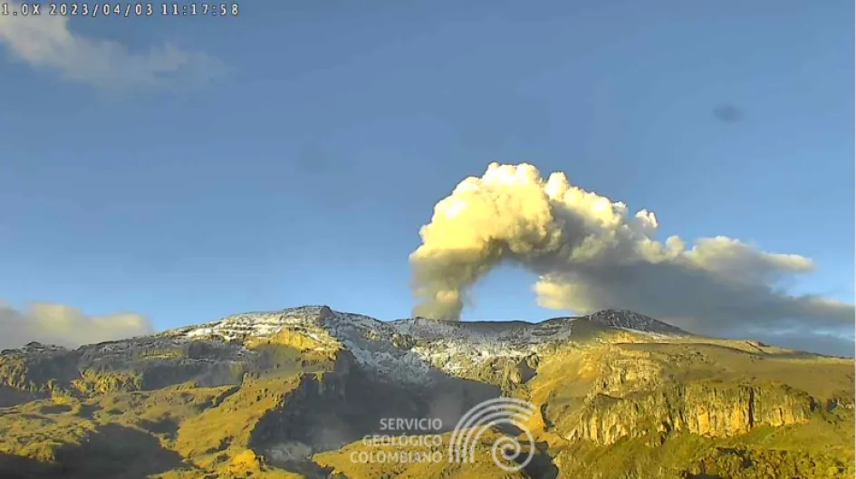 Esta imagen del Volcán Nevado del Ruiz fue tomada en la mañana de este lunes por el SGC. 