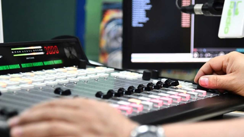 Proveedores de redes y servicios de telecomunicaciones deben dar prelación a las autoridades en la transmisión de comunicaciones relacionadas con la prevención, emergencia, conmoción o desastre, y permitir el acceso y uso de sus redes e infraestructura que garanticen la provisión de los servicios para atender las necesidades a que haya lugar. Proveedores de redes y servicios de telecomunicaciones deben dar prelación a las autoridades en la transmisión de comunicaciones relacionadas con la prevención, emergencia, conmoción o desastre, y permitir el acceso y uso de sus redes e infraestructura que garanticen la provisión de los servicios para atender las necesidades a que haya lugar.