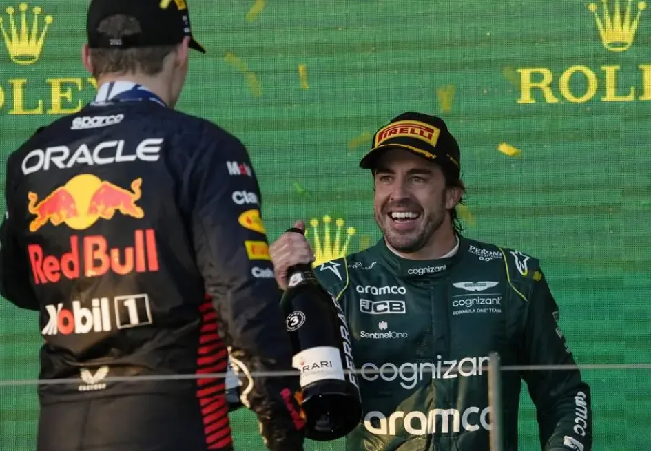 Fernando Alonso (D) celebra el podio con Max Verstappen, ganador de la carrera. Fernando Alonso (D) celebra el podio con Max Verstappen, ganador de la carrera.
