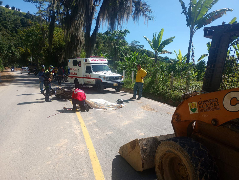Ancízar Agudelo Franco se estrelló contra un minicargador que limpiaba la carretera entre Manizales y Neira. 