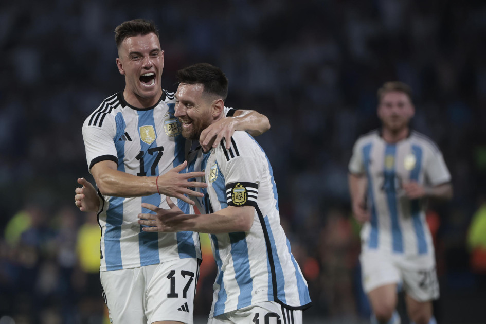 Lionel Messi de Argentina celebra un gol con Giovani Lo Celso en un partido amistoso entre las selecciones de Argentina y Curazao en el estadio Único Madre de Ciudades en Santiago del Estero (Argentina). Lionel Messi de Argentina celebra un gol en un partido amistoso entre las selecciones de Argentina y Curazao en el estadio Único Madre de Ciudades en Santiago del Estero (Argentina).