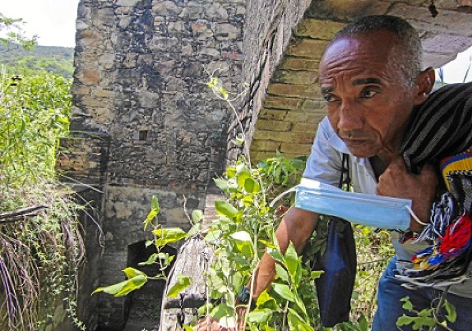 Foto | EFE | LA PATRIA Carlos Fabián Becerra recorre una construcción que fue utilizada por los paramilitares como "horno crematorio. Foto | EFE | LA PATRIA Carlos Fabián Becerra recorre una construcción que fue utilizada por los paramilitares como "horno crematorio.