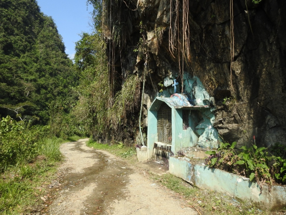 La gruta se ubica debajo de una roca de la que cae agua constantemente. La gruta se ubica debajo de una roca de la que cae agua constantemente.