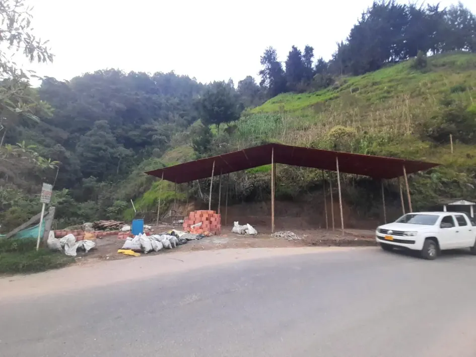 Las nuevas canchas están siendo construidas a la orilla de la carretera en una curva enseguida del puente sobre la Quebrada del Centro Las nuevas canchas están siendo construidas a la orilla de la carretera en una curva enseguida del puente sobre la Quebrada del Centro