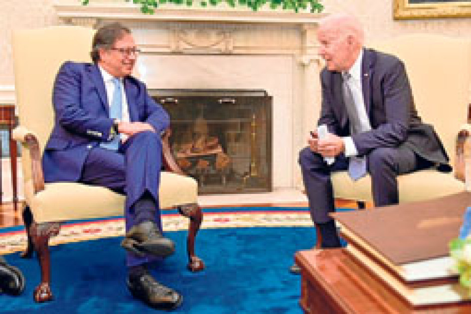 Cuando la prensa entró en el Despacho Oval, Petro y Biden estaban sentados el uno al lado del otro en dos sillones que están enfrente de la chimenea. La reunión duró una hora. Cuando la prensa entró en el Despacho Oval, Petro y Biden estaban sentados el uno al lado del otro en dos sillones que están enfrente de la chimenea. La reunión duró una hora.
