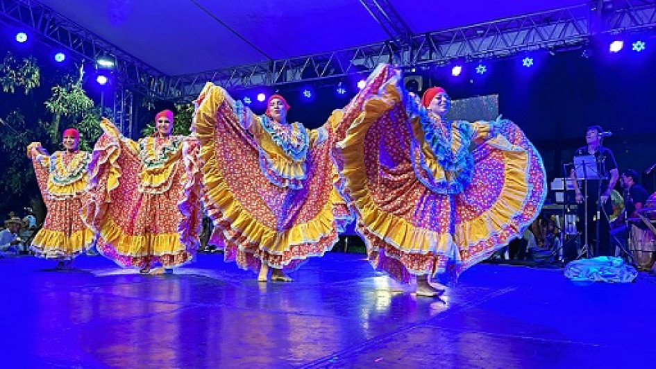 Grupos de danzas participaron en las presentaciones culturales. Grupos de danzas participaron en las presentaciones culturales.