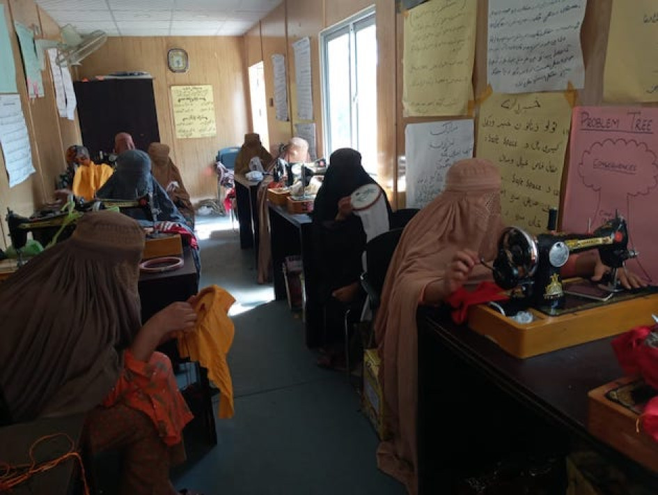 Mujeres afganas refugiadas en Peshawar, capital de la fronteriza provincia de Jaiber Pastanjuá, en el noroccidente de Pakistán, reciben capacitación en costura y bordado. Mujeres afganas refugiadas en Peshawar, capital de la fronteriza provincia de Jaiber Pastanjuá, en el noroccidente de Pakistán, reciben capacitación en costura y bordado.