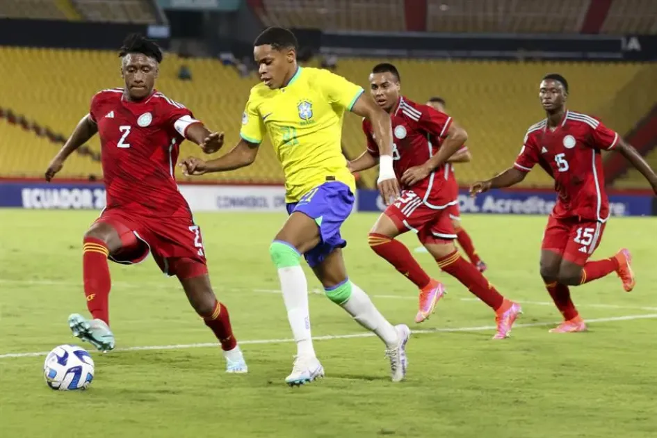 Matheus (c) de Brasil disputa el balón con Elver Arizala de Colombia, durante un partido del Campeonato Sudamericano sub-17. Matheus (c) de Brasil disputa el balón con Elver Arizala de Colombia, durante un partido del Campeonato Sudamericano sub-17.