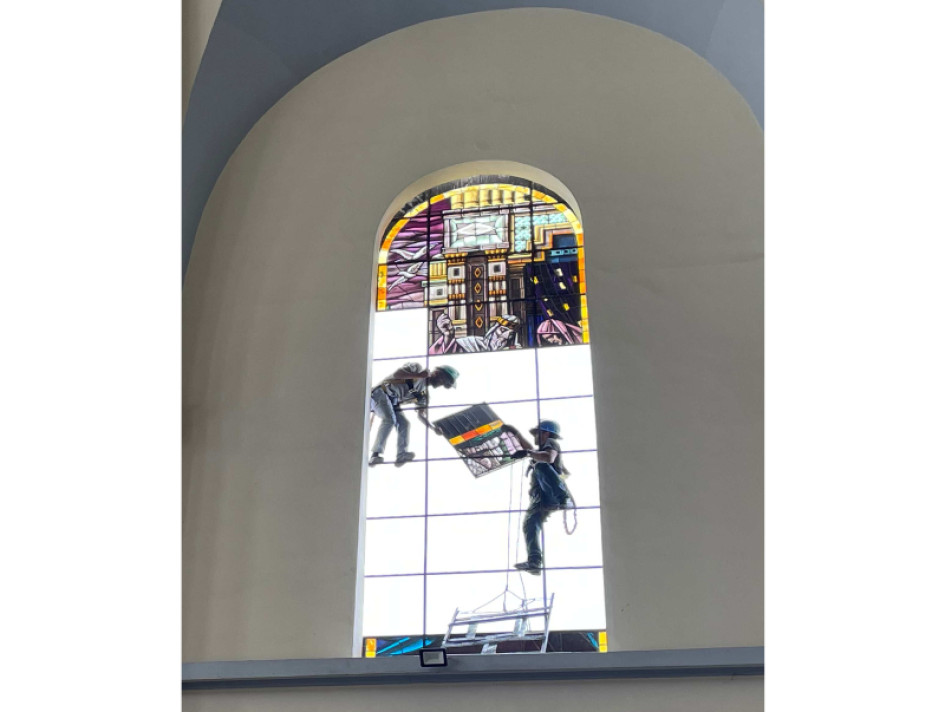 Esta perspectiva permite dimensionar el tamaño del vitral comparado con las personas que los desmontan con sumo cuidado. Esta perspectiva permite dimensionar el tamaño del vitral comparado con las personas que los desmontan con sumo cuidado.