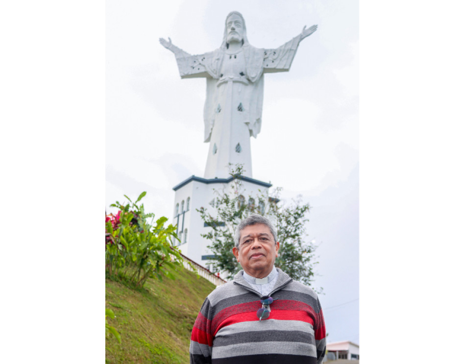 El sacerdote Rubén Darío Herrera Marín a los pies del Monumento a Cristo Rey o la joya de Belalcázar como él prefiere llamarlo. Salvando a quien los salvó: los padres del Monumento a Cristo Rey en Belalcázar