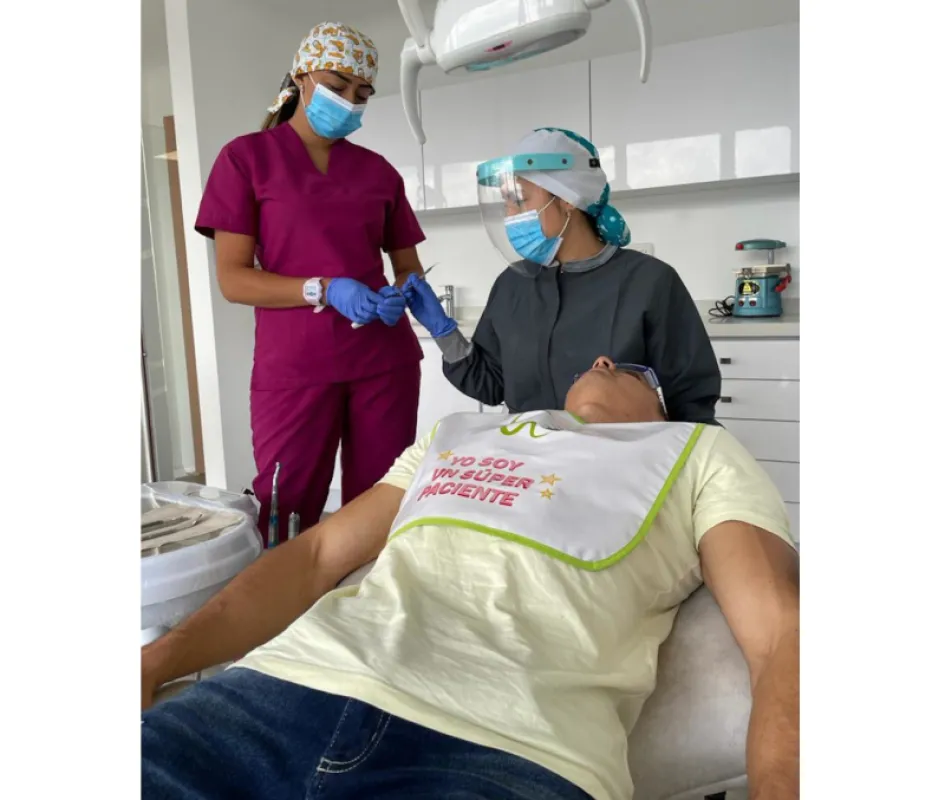 Los pacientes con ortodoncia y prótesis dentales deben ser aún más cuidadosos con la limpieza diaria de su boca. Los pacientes con ortodoncia y prótesis dentales deben ser aún más cuidadosos con la limpieza diaria de su boca.