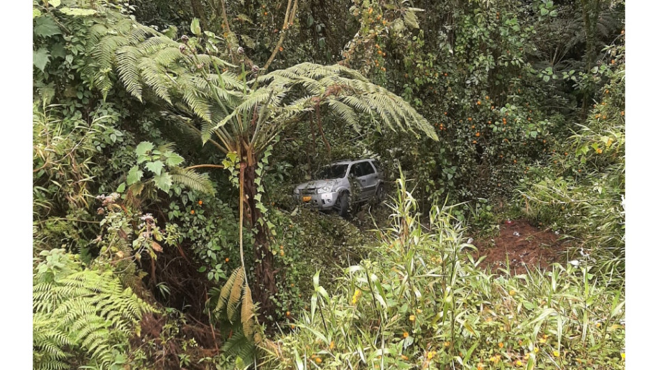 Los accidentados no sufrieron lesiones de gravedad y pudieron salir del vehículo. Los accidentados no sufrieron lesiones de gravedad y pudieron salir del vehículo.