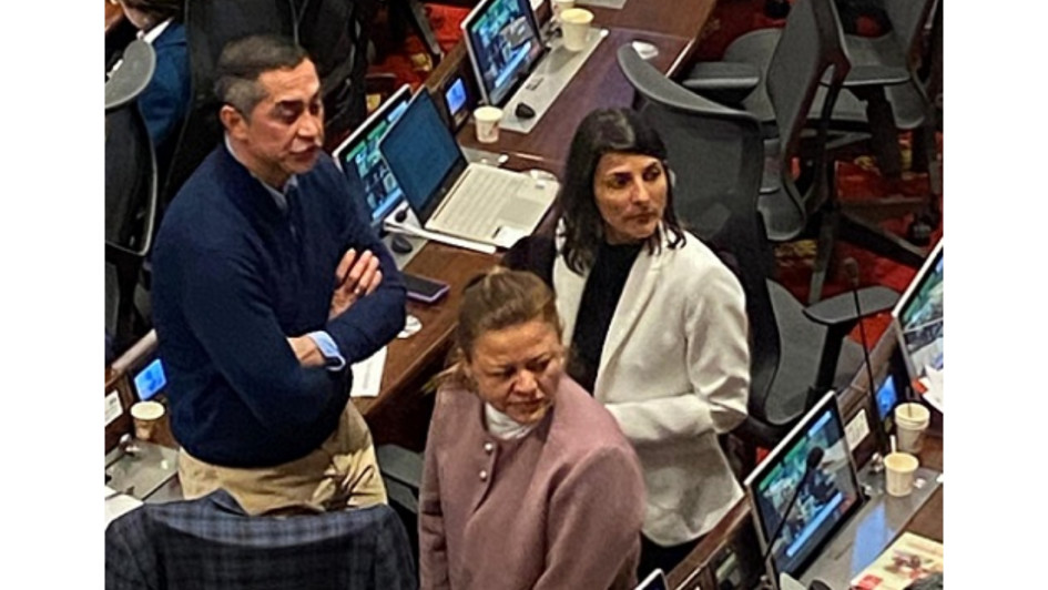 Wilder Escobar, representante a la Cámara por Caldas, conversó varios minutos con la ministra de Minas y Energía, Irene Vélez, durante el debate de moción de censura contra el canciller Álvaro Leyva. Wilder Escobar, representante a la Cámara por Caldas, conversó varios minutos con la ministra de Minas y Energía, Irene Vélez, durante el debate de moción de censura contra el canciller Álvaro Leyva.
