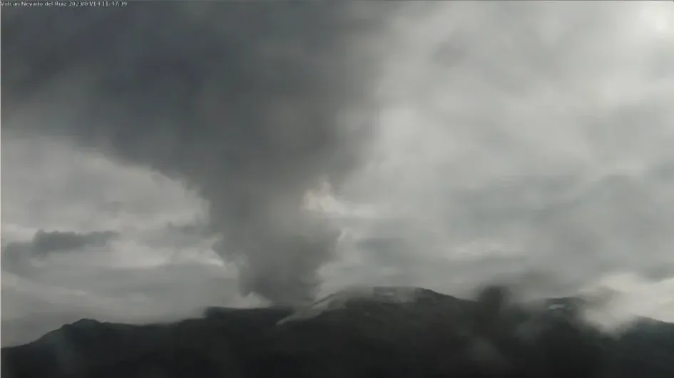 Volcán Nevado del Ruiz este viernes visto desde la cámara de monitoreo en el sector del Cisne. Volcán Nevado del Ruiz este viernes visto desde la cámara de monitoreo en el sector del Cisne.