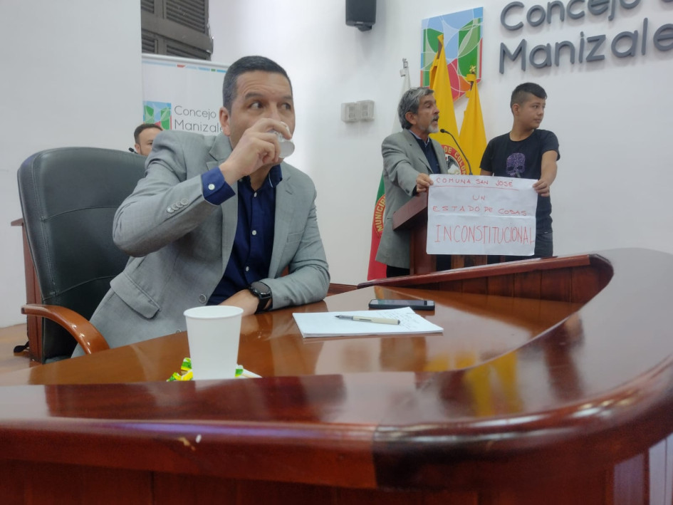 El gerente de la ERUM, Carlos Montes (izquierda), en el Concejo. Al fondo habla Germán Vallejo, un líder de la comuna San José. El gerente de la ERUM, Carlos Montes (izquierda), en el Concejo. Al fondo habla Germán Vallejo, un líder de la comuna San José.