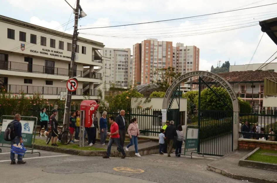 La Institución Educativa Nacional Auxiliares de Enfermería, de Manizales, está sin docente de matemáticas en la básica primaria. La Institución Educativa Nacional Auxiliares de Enfermería, de Manizales, está sin docente de matemáticas en la básica primaria.