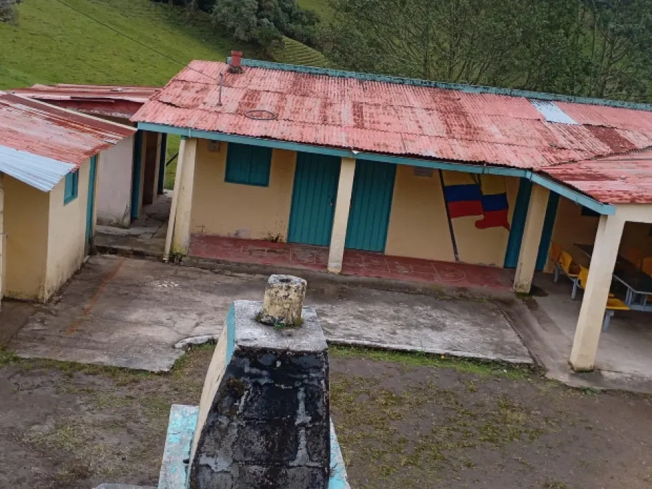 La escuela de la vereda Alfombrales en Murillo (Tolima) está cerrada como otras de Caldas y Risaralda, ubicadas en zona de riesgo por el volcán del Ruiz. La escuela de la vereda Alfombrales en Murillo (Tolima) está cerrada como otras de Caldas y Risaralda, ubicadas en zona de riesgo por el volcán del Ruiz.