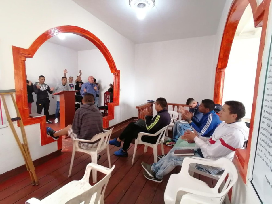 Foto | Freddy Arango | LA PATRIA La Fundación Cristiana Rescatados por su Sangre pertenece a la Iglesia Pentecostal Unida de Colombia. César Quintero dirige a diario la ceremonía con micrófono en mano, justifica el ruido porque "hay que motivar a los muchachos para que continuen con su proceso de rehabilitación". Foto | Freddy Arango | LA PATRIA La Fundación Cristiana Rescatados por su Sangre pertenece a la Iglesia Pentecostal Unida de Colombia. César Quintero dirige a diario la ceremonía con micrófono en mano, justifica el ruido porque "hay que motivar a los muchachos para que continuen con su proceso de rehabilitación".