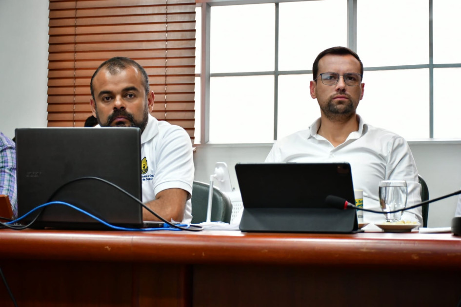 Félix Ricardo Giraldo (izquierda), jefe de la Unidad de Gestión del Riesgo de Caldas, y Luis Carlos Velásquez, gobernador, en el Consejo Departamental de Gestión del Riesgo. Félix Ricardo Giraldo (izquierda), jefe de la Unidad de Gestión del Riesgo de Caldas, y Luis Carlos Velásquez, gobernador, en el Consejo Departamental de Gestión del Riesgo.