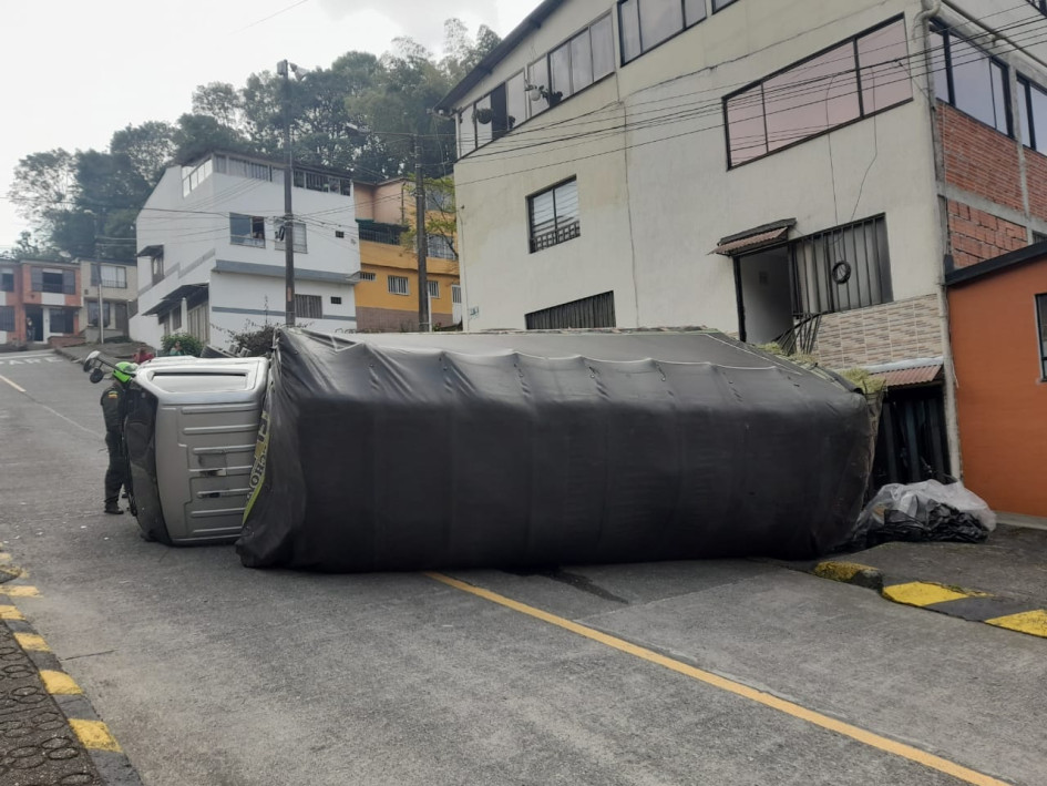 El accidente solamente dejó herido sin gravedad al conductor del vehículo. El accidente solamente dejó herido sin gravedad al conductor del vehículo.